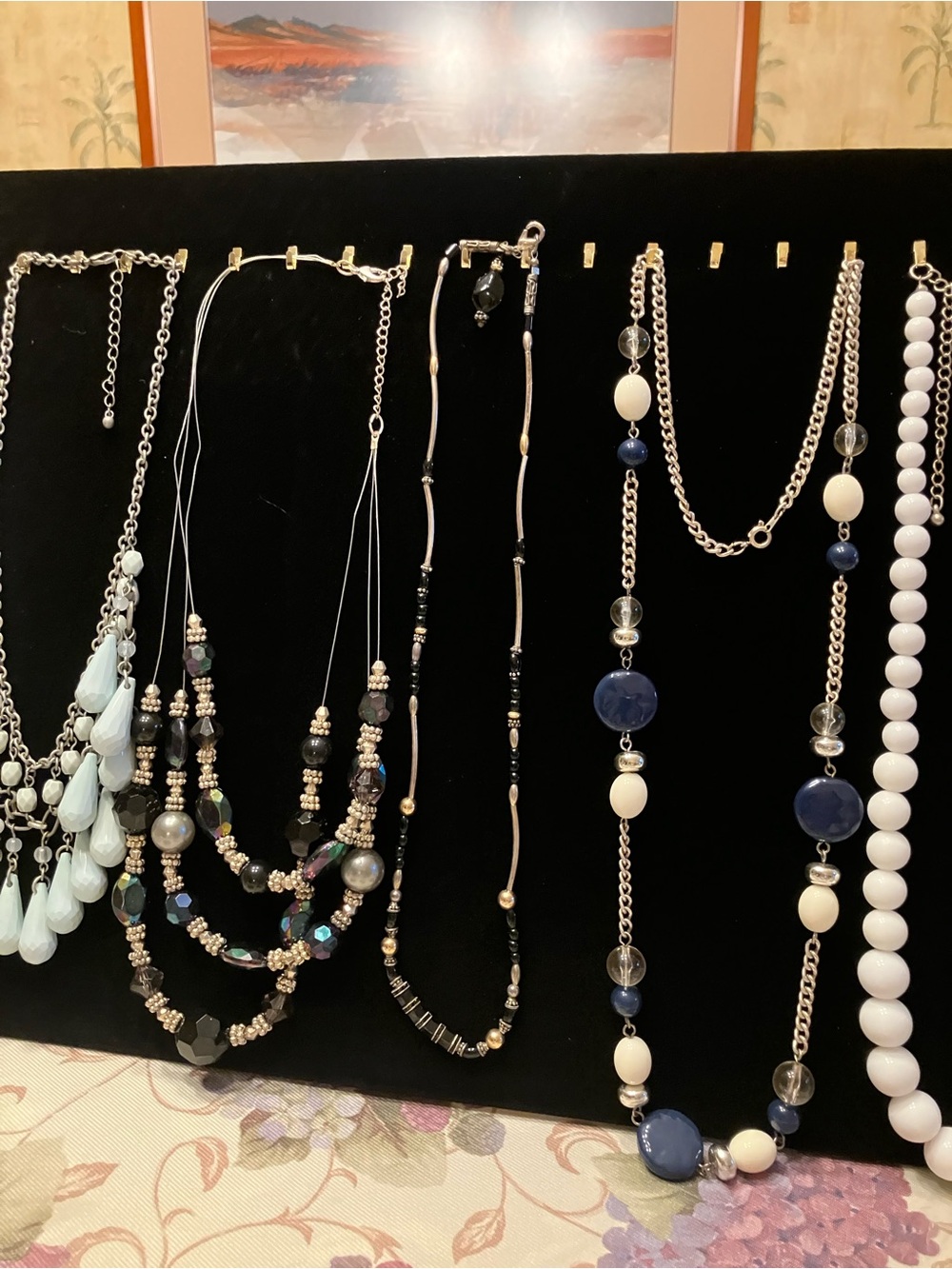 BUNDLE SALE 7 NECKLACES AND 2 PAIRS OF PIERCED EARRINGS. - Picture 7 of 13
